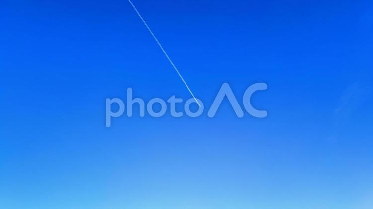 青空を貫く一筋の軌跡 青空,飛行機雲,飛行機の写真素材