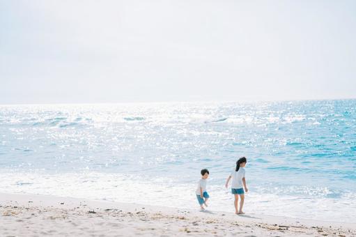 海で遊ぶ子ども 海で遊ぶ子ども 夏,海,真夏の写真素材