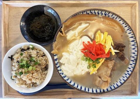 沖縄そばとジューシーご飯 沖縄そばとジューシーご飯 沖縄イメージ,沖縄そば,沖縄の写真素材