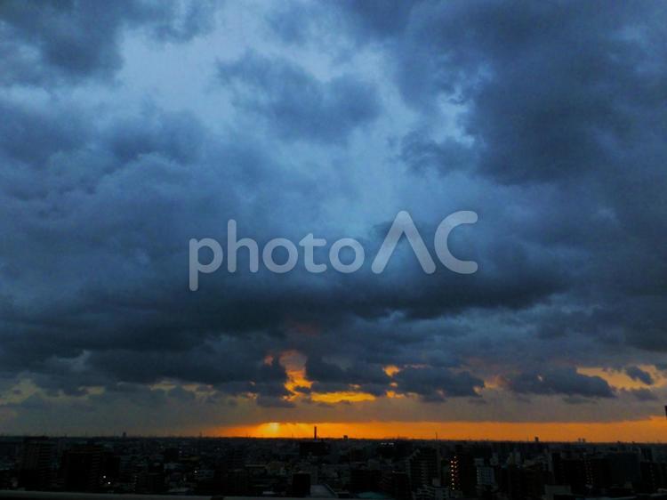 風雲急を告げる夜明け２ 風雲急を告げる,夜明け,暗雲の写真素材