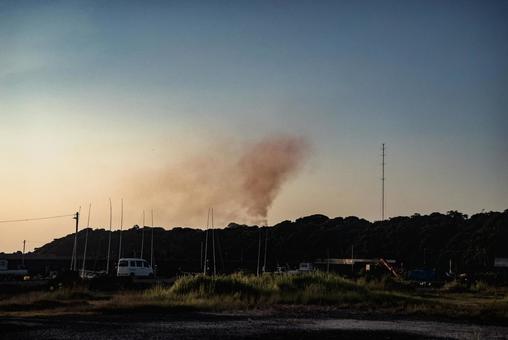 ＜素材＞夜明けの空と立ちのぼる煙 風景,煙,空の写真素材