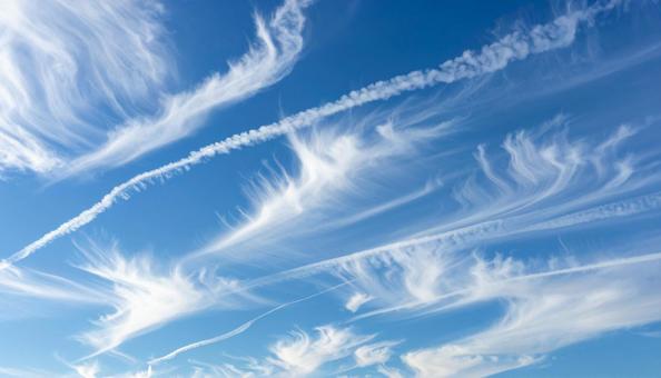 青い空に浮かぶ白い雲 巻雲 青い空に浮かぶ白い雲 巻雲の写真