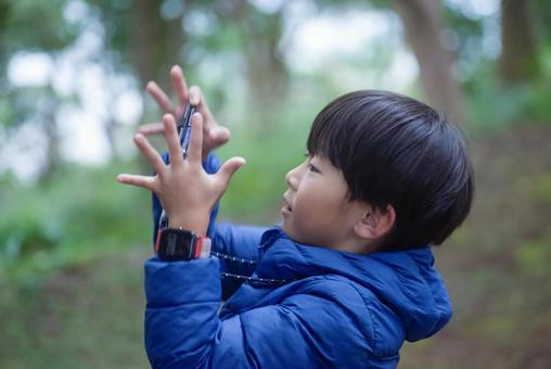 ＜人物＞スマホで写真を撮る冬休みの男の子 子供,スマホ,山登りの写真素材