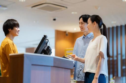 ショッピングをしてモバイル決済をする女性 モバイル決済,ショッピング,買い物の写真素材