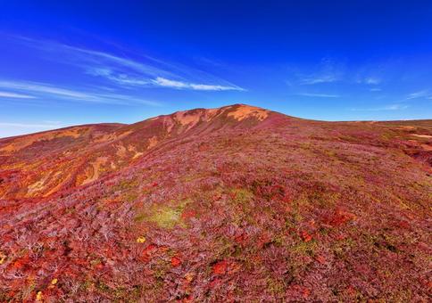 全山紅葉する栗駒山と秋空(高画質) 全山紅葉する栗駒山と秋空(高画質) 山,秋,紅葉の写真素材