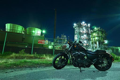 京浜工業地帯の夜景とアメリカンバイク 京浜工業地帯の夜景とアメリカンバイク バイク,アメリカンバイク,黒いバイクの写真素材