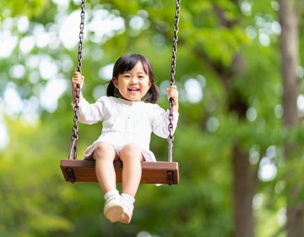 ブランコの女の子 ブランコの女の子の写真