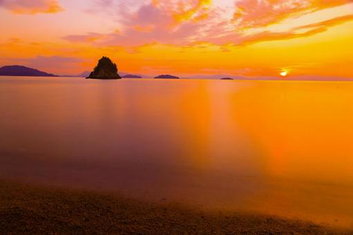 黄昏時の瀬戸内海と太陽 黄昏時の瀬戸内海と太陽の写真