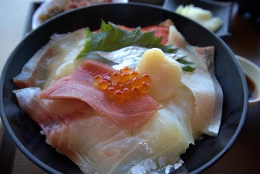 新鮮な魚介といくらが豪快に盛られた海鮮丼 海鮮丼,海鮮,魚介の写真素材