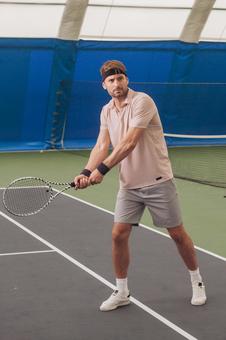 テニスラケットを手に立つスポーツマン 男性,外国人,テニスの写真素材