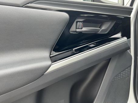 車のドア内側とサイドミラーの反射 車のドア内側とサイドミラーの反射 トヨタ,bz4x,電気自動車の写真素材