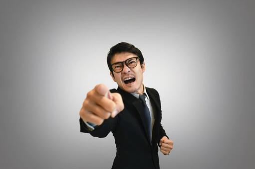 指をさして怒っているビジネスマン 怒り心頭,叱る,男性の写真素材