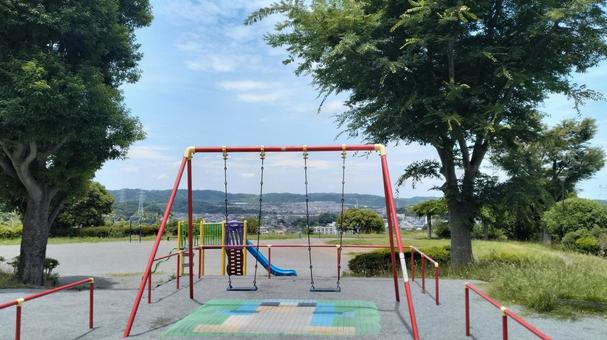 丘の上の誰もいないブランコ 丘の上の誰もいないブランコ ブランコ,公園,遊具の写真素材