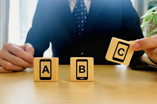 スマートフォンを選ぶ男性 スマホ,スマートフォン,比較の写真素材