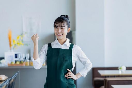カフェで働く若い女性 カフェで働く若い女性 ガッツポーズ,カフェ,笑顔の写真素材