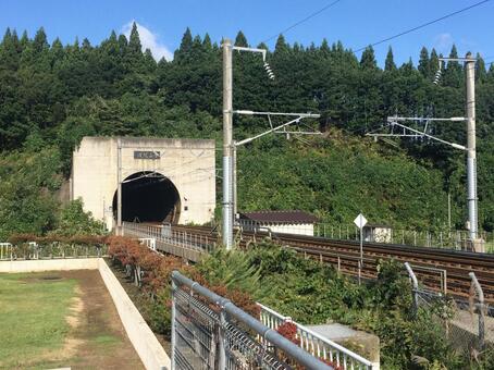 青空と緑に包まれた線路と鉄道トンネル トンネル,線路,鉄道の写真素材