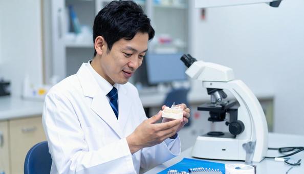 義歯を製作する歯科技工士 義歯を製作する歯科技工士の写真