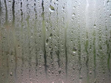 梅雨の時期のエアコンによる窓の結露写真 梅雨の時期のエアコンによる窓の結露写真の写真