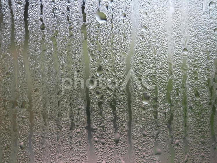 梅雨の時期のエアコンによる窓の結露写真 結露,水滴,窓の写真素材