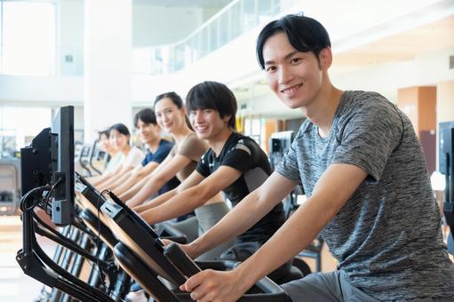 スポーツジムでトレーニングをする若い男女 スポーツジム,フィットネス,ダイエットの写真素材