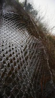 防護網についた氷の写真