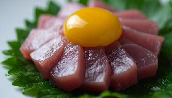 生卵の黄身がかかったユッケの写真