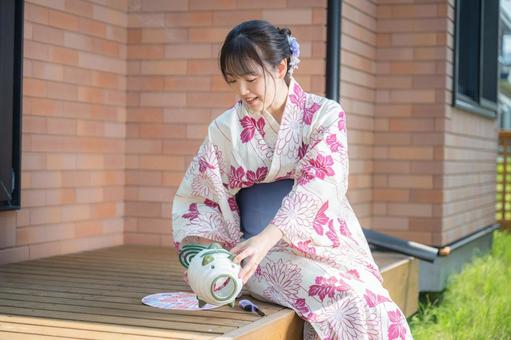 蚊取り線香をセットする女性 蚊取り線香をセットする女性 蚊遣り豚,浴衣,女性の写真素材