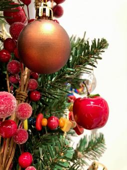 赤い飾りのクリスマスツリー 赤い飾りのクリスマスツリー クリスマス,クリスマスツリー,赤色の写真素材