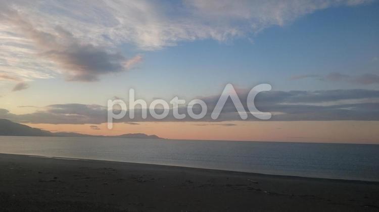 夕焼けと砂浜 海,砂浜,夕焼けの写真素材