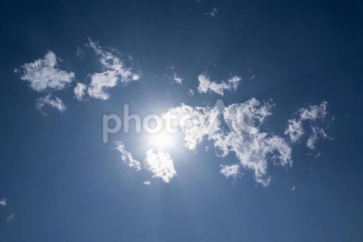 漂う雲と太陽光 空,雲,太陽の写真素材