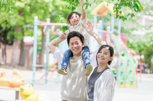 公園で遊ぶ親子 人物,家族,公園の写真素材