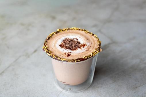 ピスタチオが彩るバレンタインラテ チョコ,ラテ,バレンタインの写真素材