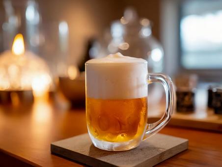 泡たっぷりのビールジョッキ 泡たっぷりのビールジョッキの写真