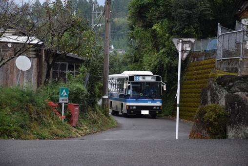 廃止目前の路線を走るバス のりもの,バス,路線バスの写真素材