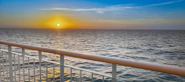 船の手すり越しに広がる海と美しい夕日 船の手すり越しに広がる海と美しい夕日 夕日,海,水平線の写真素材
