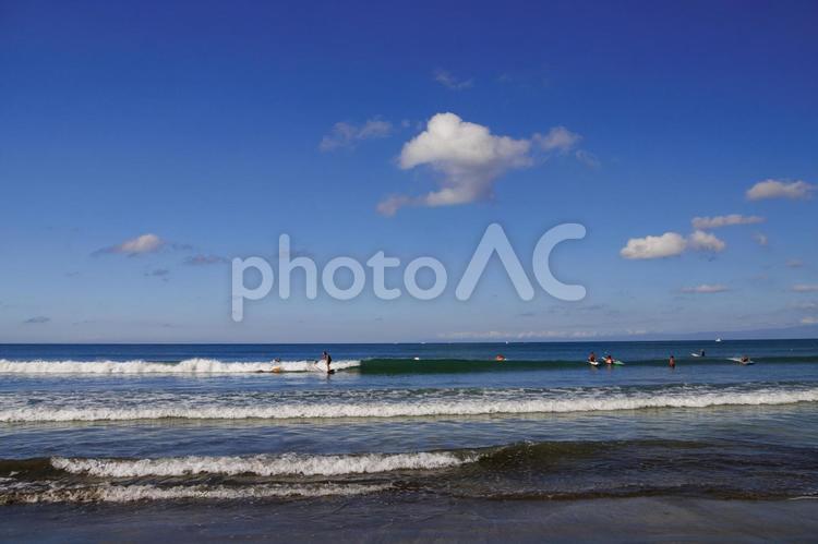 海と夏の青空に浮かぶ白い雲 海,夏,青空の写真素材