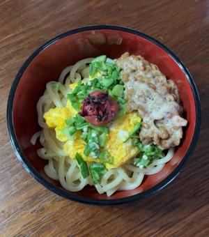 うどんに卵と刻オクラとかつお梅に追い納豆 うどんに卵と刻オクラとかつお梅に追い納豆 うどん,卵焼き,刻みオクラの写真素材