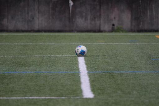 人工芝とサッカーボール サッカーコート,ピッチ,サッカーボールの写真素材