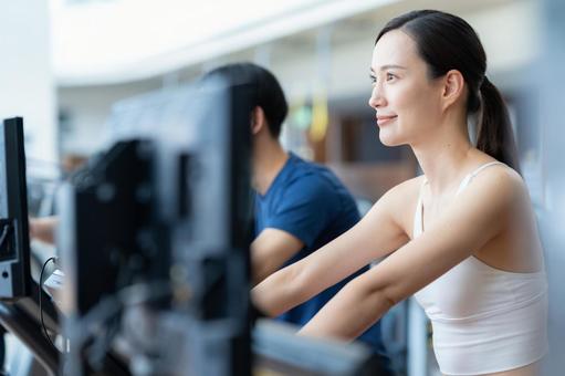 スポーツジムでトレーニングをする若い男女 スポーツジム,フィットネス,ダイエットの写真素材