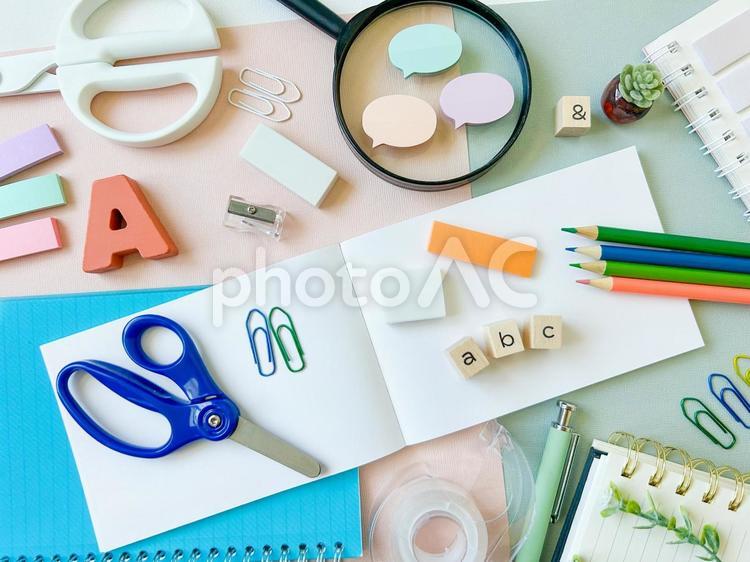 机の上の文房具 文房具,文具,筆記用具の写真素材