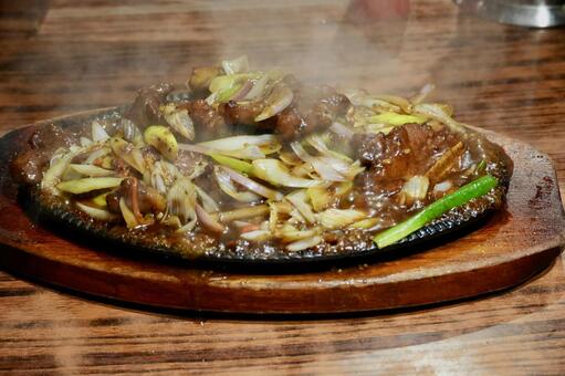 骨付きカルビとのネギ炒め物 炒め物,食べ物,鉄板の写真素材