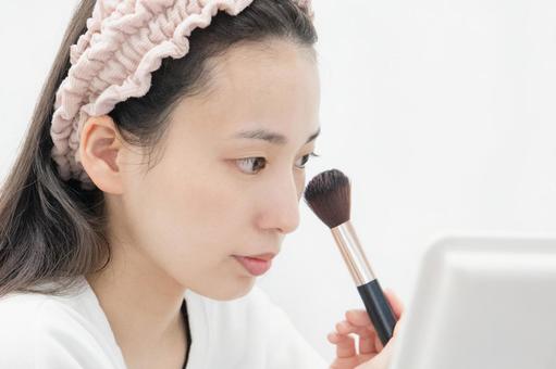 メイクする女性 チーク,メイクブラシ,チークブラシの写真素材