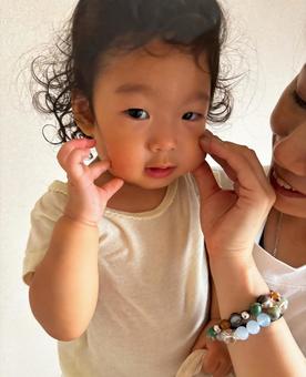 抱っこされている子供 抱っこされている子供の写真