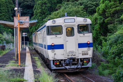 JR九州内海駅に停車するキハ47 JR九州内海駅に停車するキハ47 内海駅,無人駅,駅の写真素材