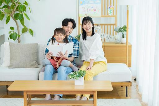 リビングで遊ぶ家族 リビングで遊ぶ家族 家族,笑顔,読み聞かせの写真素材