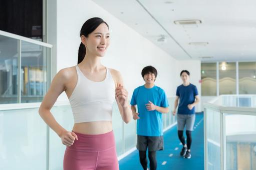 スポーツジムでトレーニングをする若い男女 スポーツジム,ジョギング,ランニングの写真素材