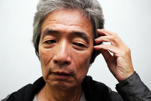 悩むシニア男性 悩むシニア男性 シニア男性,シニア,老人の写真素材