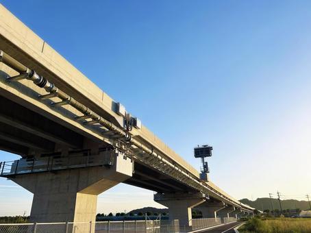 高架橋と青空の風景 高架橋,高速道路,道路の写真素材