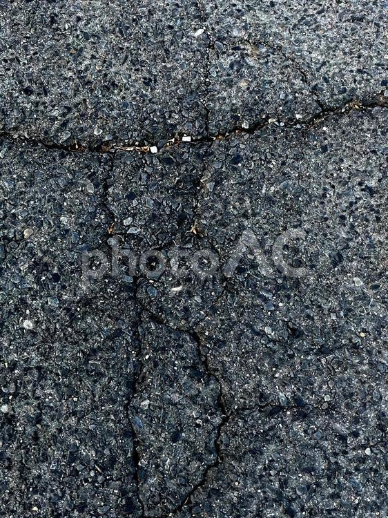 アスファルトのひび割れ アスファルト,ひび割れ,道路の写真素材
