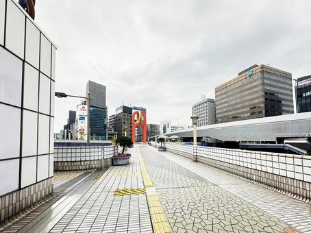 早朝の上野の街並み 歩道橋 早朝の上野の街並み 歩道橋 上野駅正面玄関口,上野駅前,台東区の写真素材
